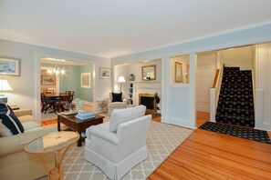 Télévision, cheminée, lecteur de DVD, chaîne hi-fi