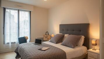 1 dormitorio, tabla de planchar con plancha, wifi gratis y ropa de cama