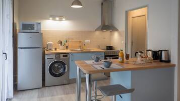 Frigorífico, microondas, horno y cafetera o tetera