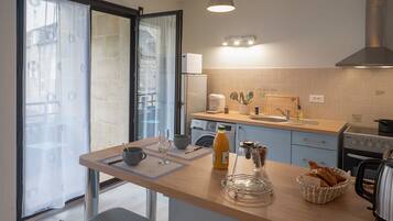 Frigorífico, microondas, horno y cafetera o tetera