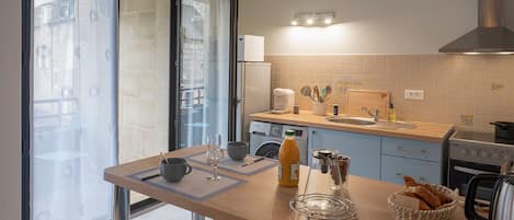 Réfrigérateur, micro-ondes, four, cafetière/bouilloire