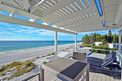 BEACHFRONT HOUSE DIRECTLY ON SOFT SUGAR WHITE SANDS

VRC19-000234
