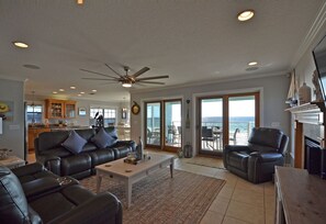 Smart-TV, Bücher, Stereoanlage, Computerbildschirme