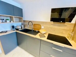 Réfrigérateur, micro-ondes, four, plaque de cuisson