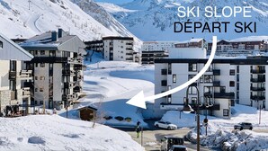 Una pista da sci con edifici e una strada che conduce alla zona sciistica.