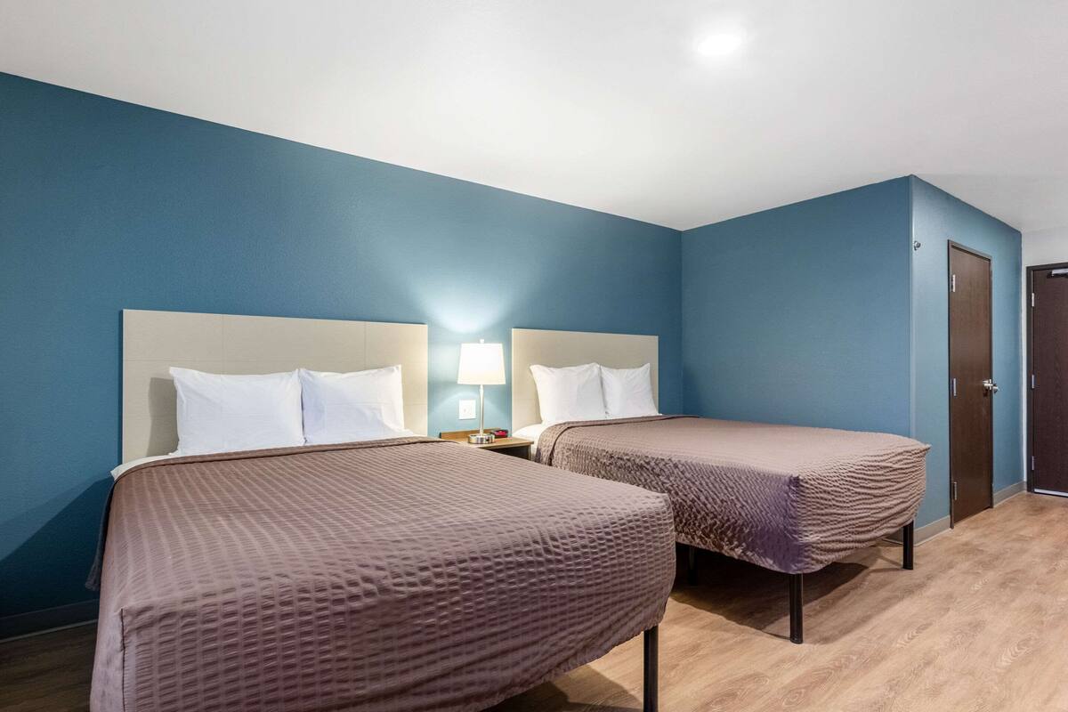 Escritorio, wifi gratis y ropa de cama 
