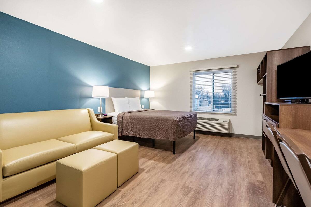 Escritorio, wifi gratis y ropa de cama 