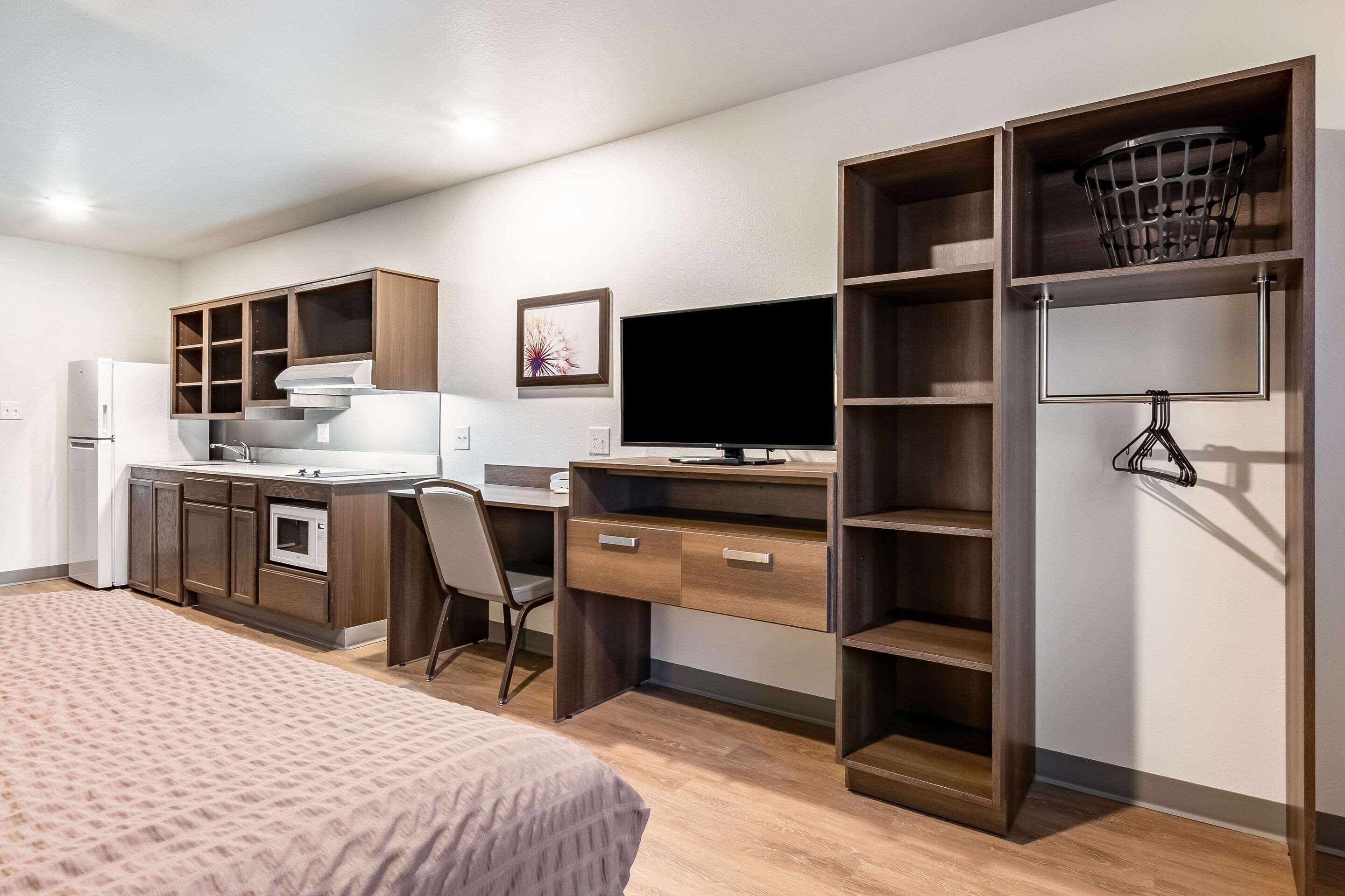 room, 1 queen bed, accessible, non smoking (roll in shower) | desk, free wifi, bed sheets