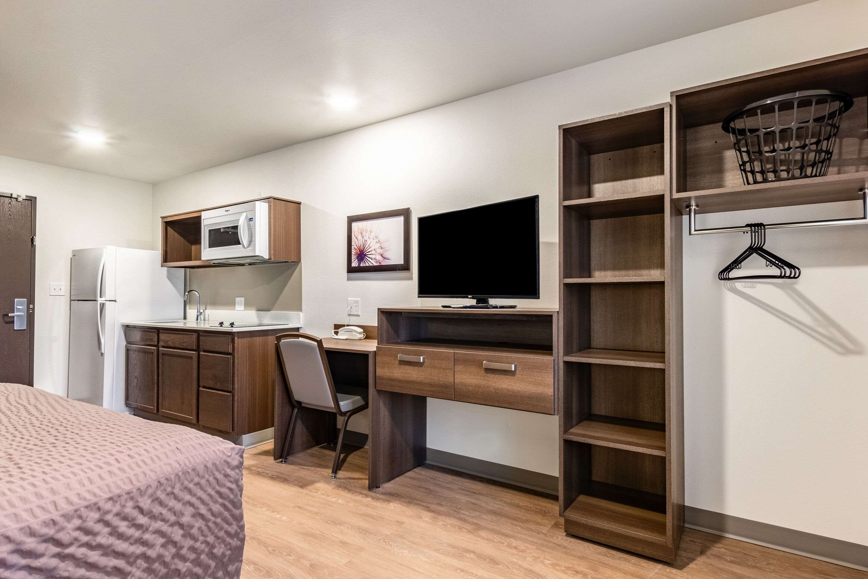 standard room, 1 queen bed, non smoking | desk, free wifi, bed sheets