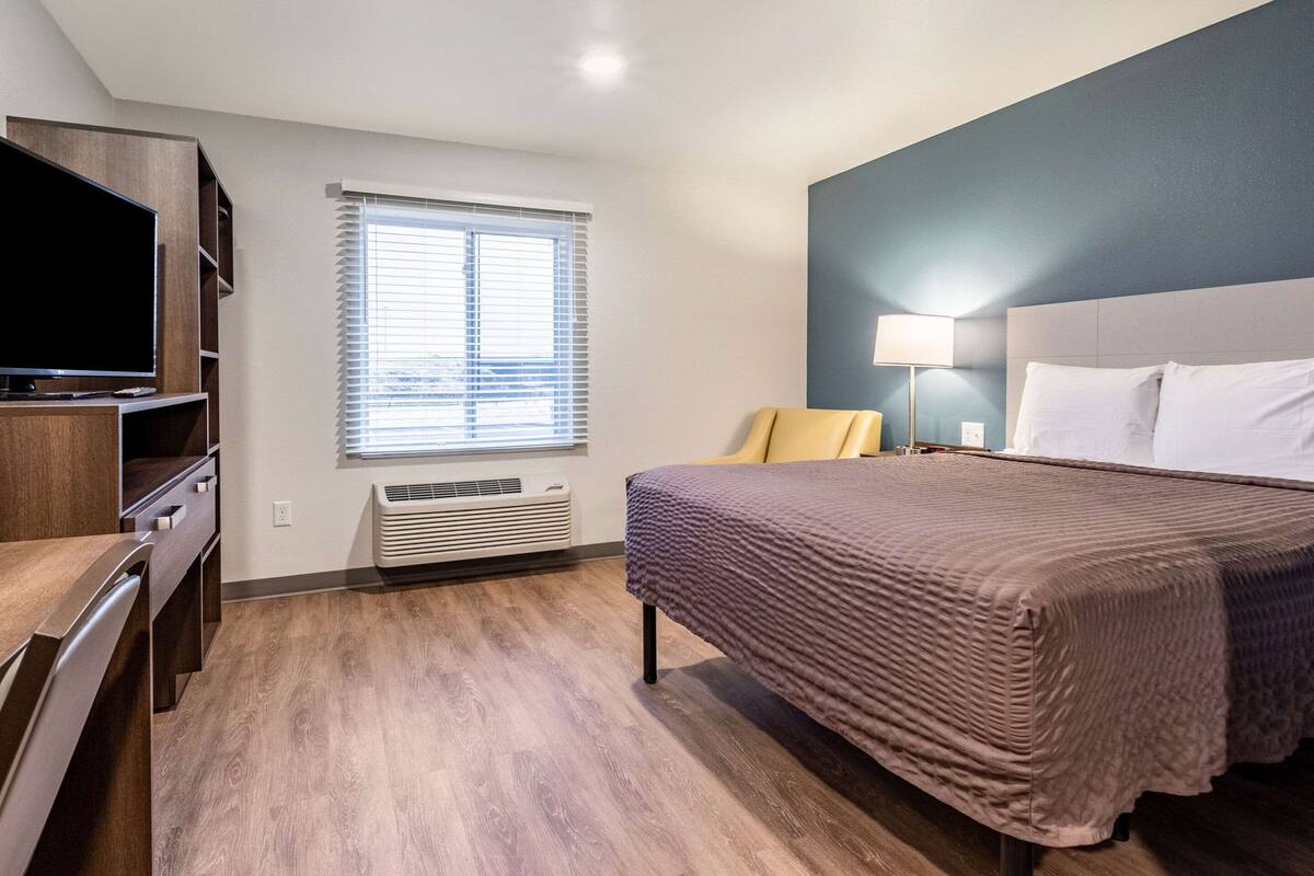 Habitación estándar, 1 cama Queen size, para no fumadores | Escritorio, wifi gratis y ropa de cama 