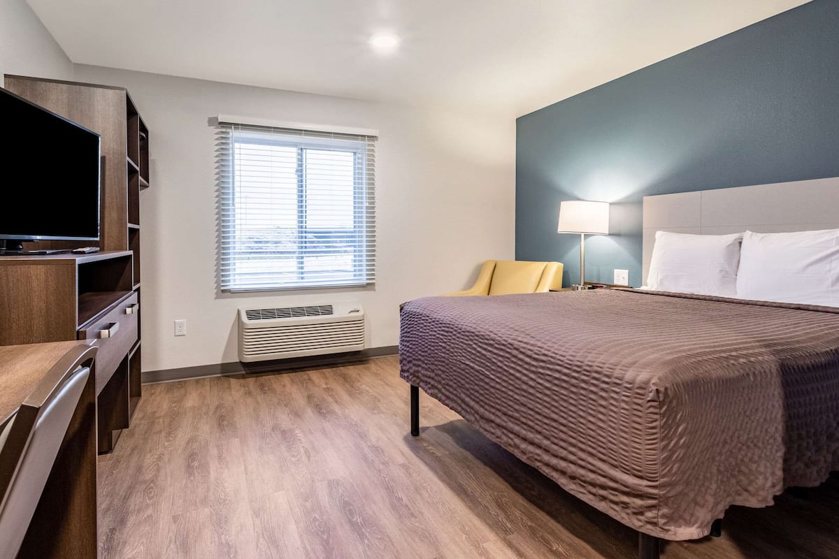 standard room, 1 queen bed, non smoking | desk, free wifi, bed sheets