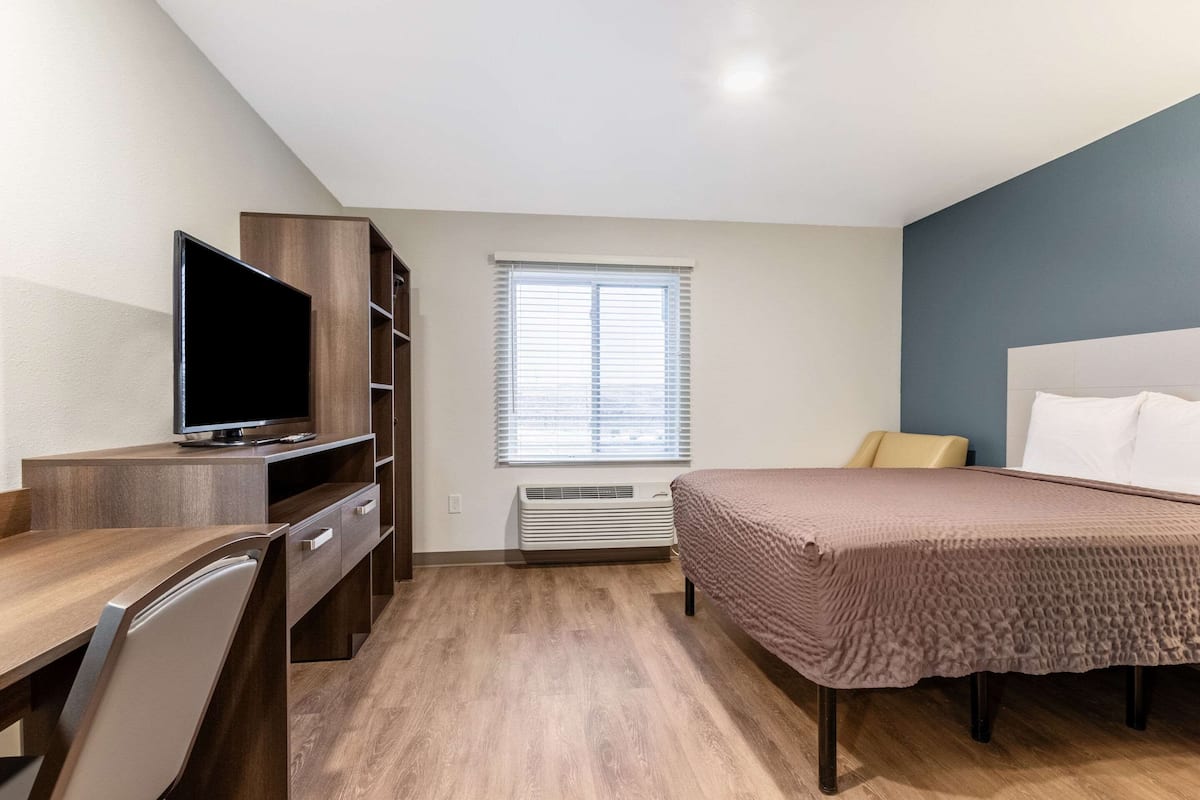 Habitación, 1 cama Queen size, con acceso para personas discapacitadas (Roll In Shower) | Escritorio, wifi gratis y ropa de cama 