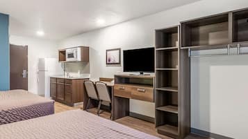 Een bureau, gratis wifi, beddengoed