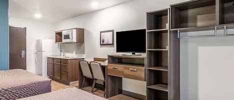 Escritorio, wifi gratis y ropa de cama