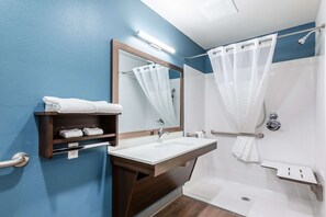 Room, 1 Queen Bed, Accessible, Non Smoking (Roll In Shower) | Bathroom | Combined shower/tub, towels