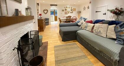 Atemberaubendes, neu renoviertes traditionelles Norfolk Cottage mit Strandhütte