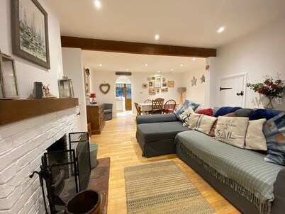 Cosy, traditional Norfolk cottage with option to book beach hut (seasonal)