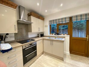 冷蔵庫、電子レンジ、オーブン、コンロ