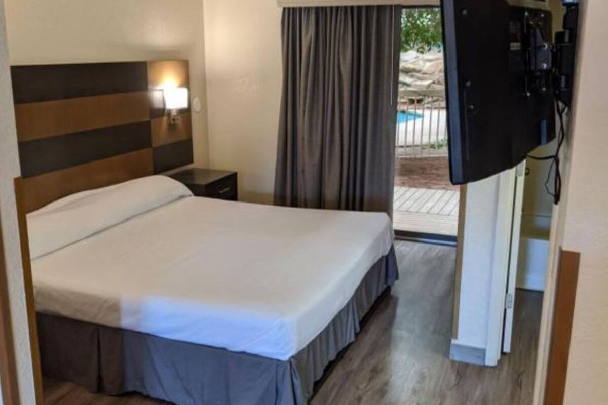 standard room | desk, iron/ironing board, free wifi, bed sheets