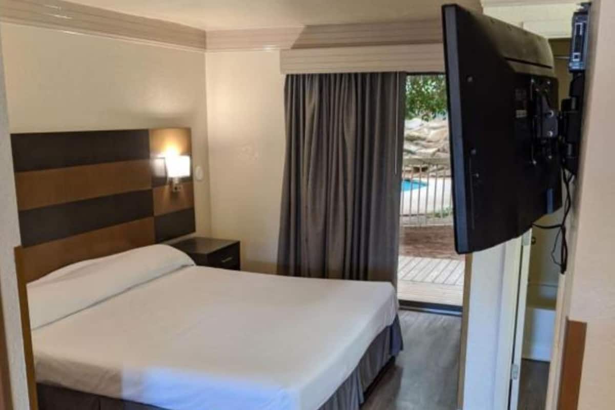 Desk, iron/ironing board, free WiFi, bed sheets