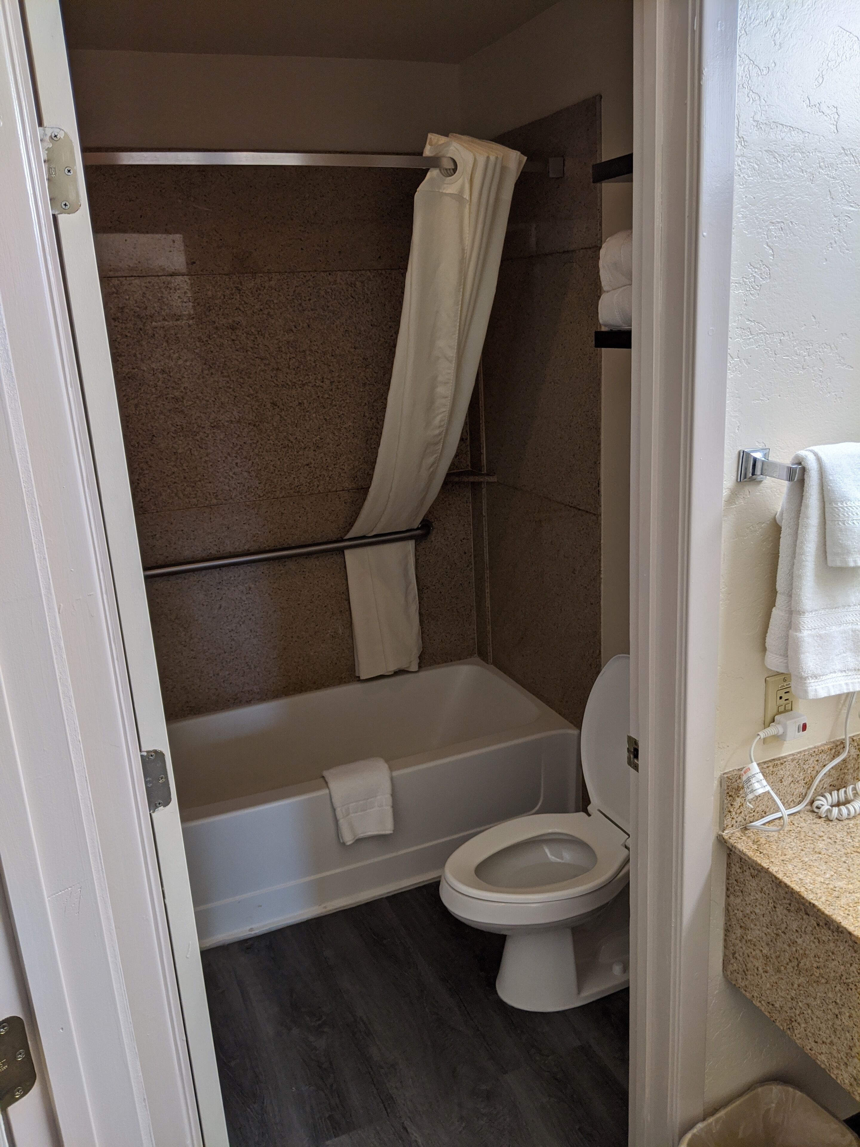 combined shower/bathtub, towels