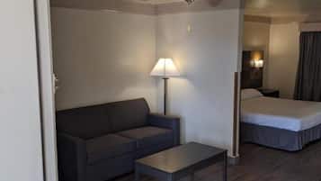 Escritorio, tabla de planchar con plancha, wifi gratis y ropa de cama