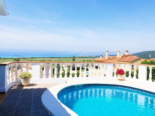 Villa uskomattomat näkymät merelle, uima-altaalle ja wifi