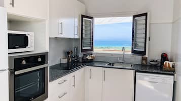 Een koelkast, een microgolfoven, een oven, een kookplaat