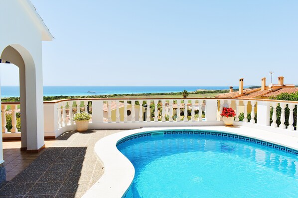 حمّام سباحة خارجي