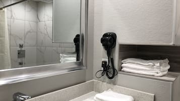 Hydromassage showerhead, free toiletries, hair dryer, towels