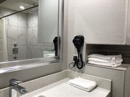 Hydromassage showerhead, free toiletries, hair dryer, towels