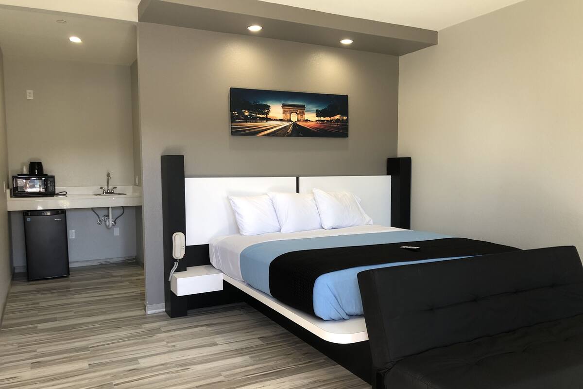 책상, 노트북 작업 공간, 암막 커튼, 방음 설비