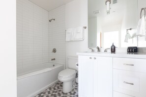 Dusche, kostenlose Toilettenartikel, Haartrockner, Handtücher
