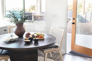 Dining - Maven by AvantStay | 5 Minutes to the Beach! Ocean Views & Spacious Design (San Diego)