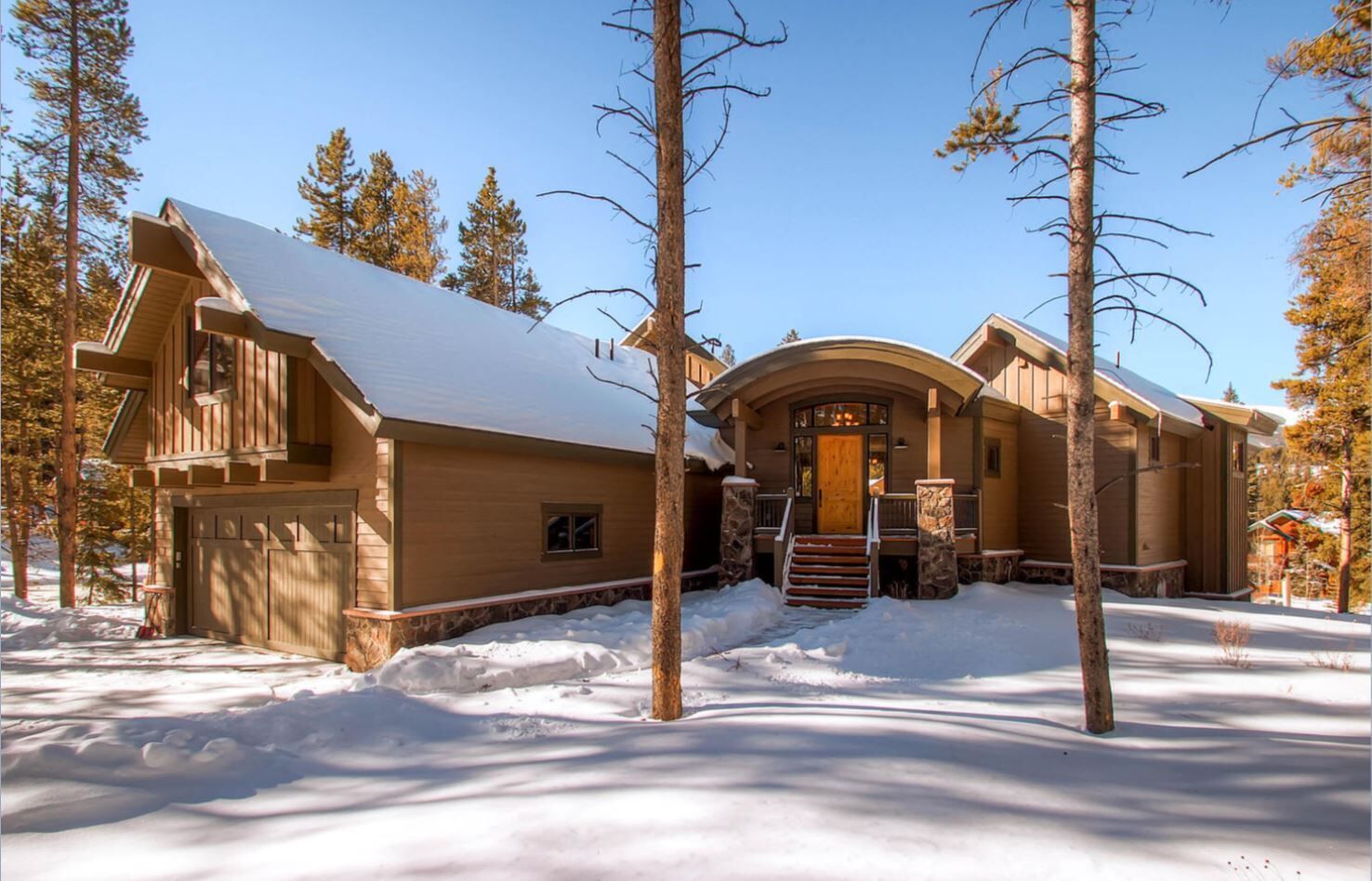 Riverwood Retreat: Stunning Home Right near Free Shuttle Stop to Town-Hot Tub