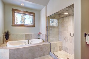 Douche, baignoire à remous, séchoir à cheveux, serviettes fournies