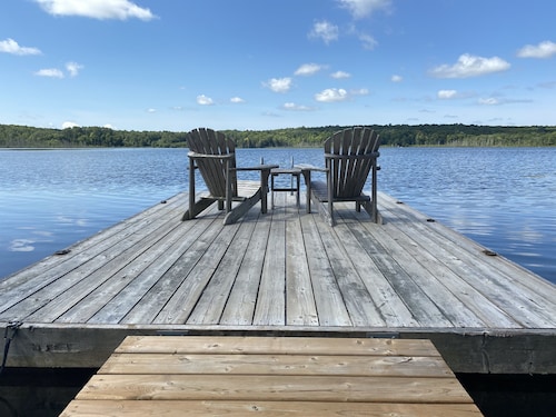 Stunning, Year Round Lakefront Cottage with Hot Tub
