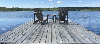 Stunning, Year Round Lakefront Cottage with Hot Tub