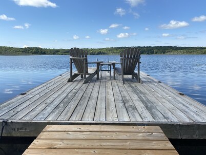 Stunning, Year Round Lakefront Cottage with Hot Tub