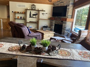 Smart-tv, een open haard, een dvd-speler en boeken