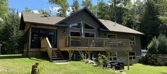 Stunning, Year Round Lakefront Cottage with Hot Tub