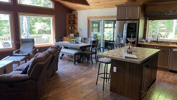 Smart-tv, een open haard, een dvd-speler en boeken