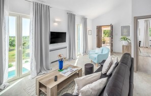 Smart TV, chimenea, futbolito y tenis de mesa 