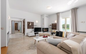 Smart TV, chimenea, futbolito y tenis de mesa 