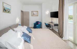 4 chambres, coffres-forts dans les chambres, lit parapluie