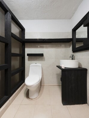 Standardzimmer, 2 Einzelbetten | Badezimmer | Dusche, Handtücher, Seife, Shampoo