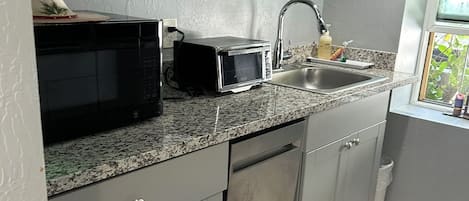 Fridge, microwave, stovetop, dishwasher