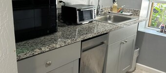 Inviting New Efficiency Apartment on Eagle Hill in Redwood City