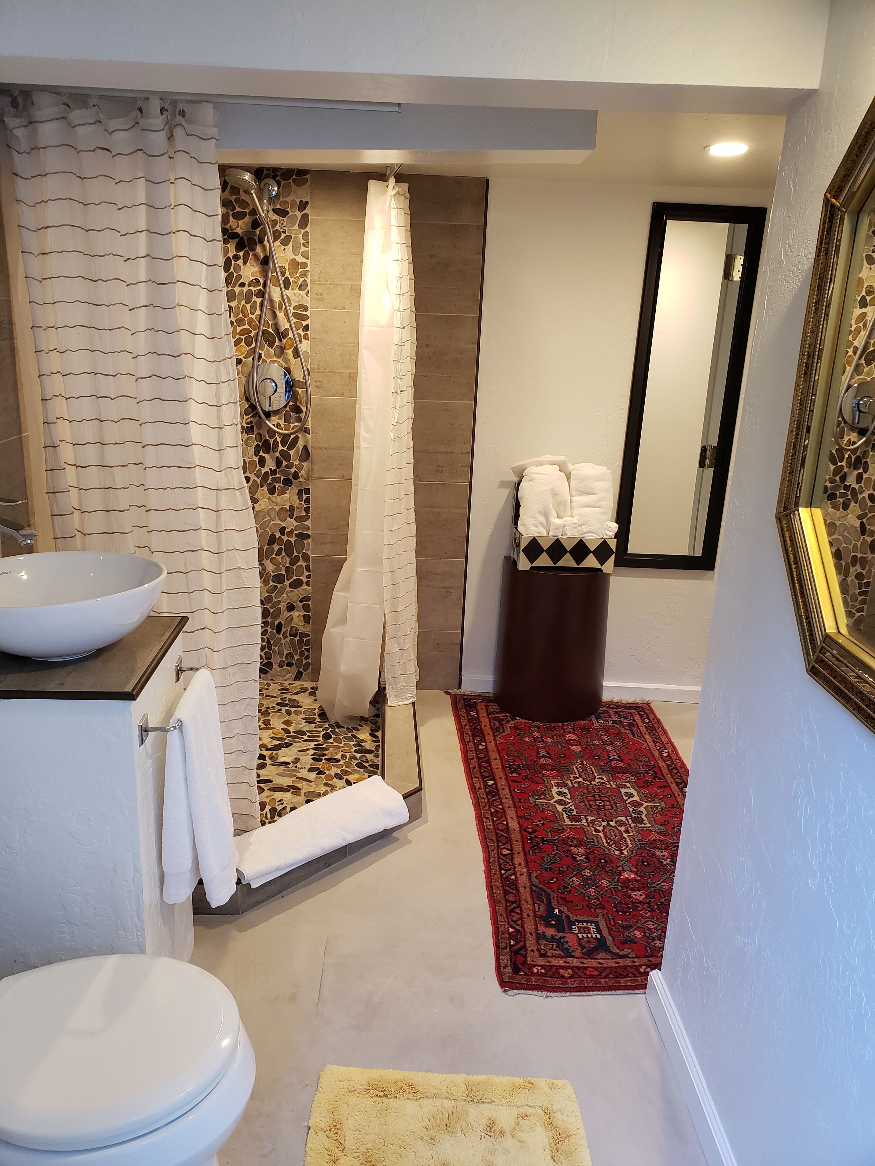 Inviting New Efficiency Apartment on Eagle Hill in Redwood City