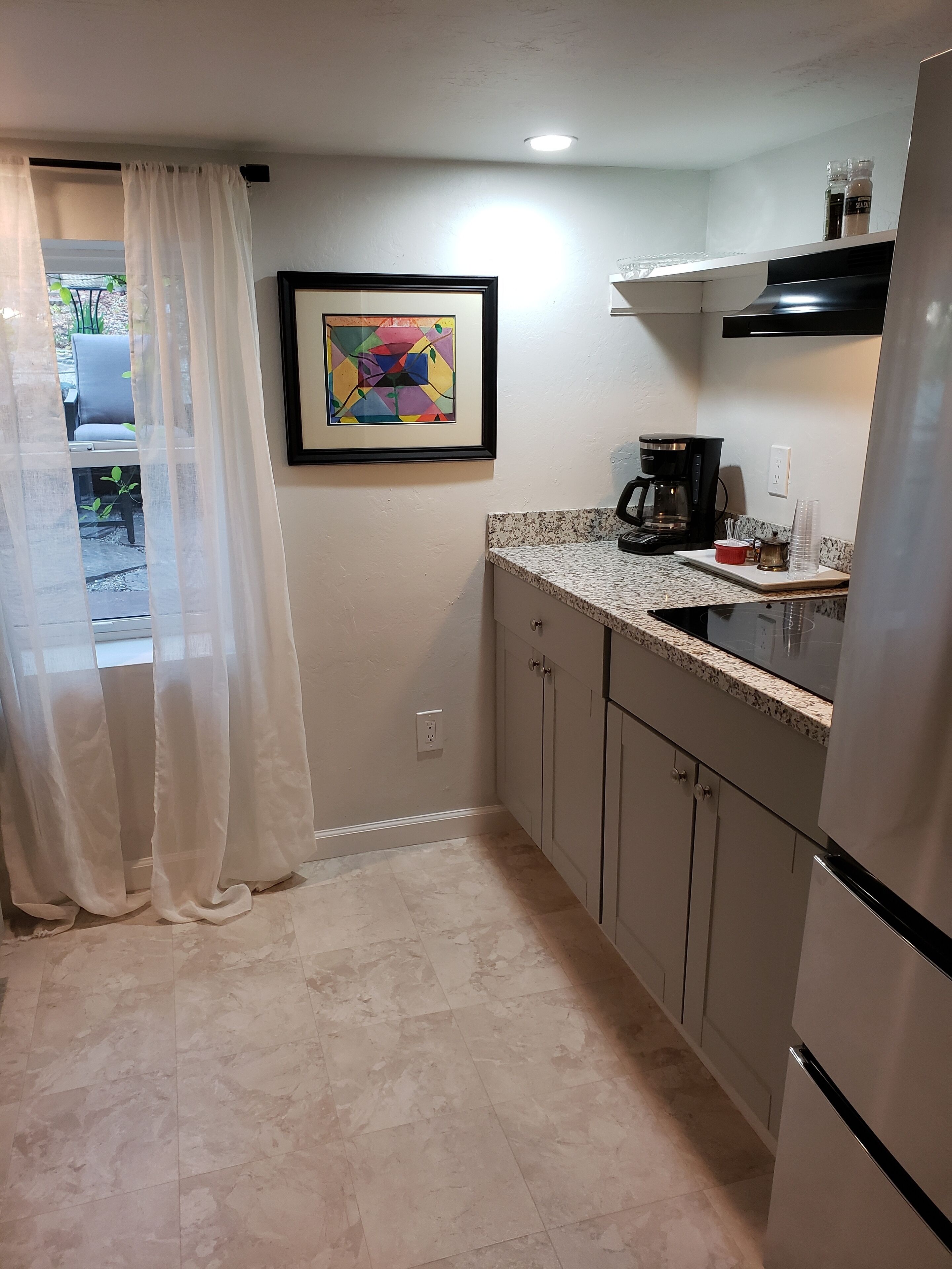 Inviting New Efficiency Apartment on Eagle Hill in Redwood City